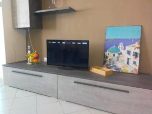 Televisyen dan/atau pusat hiburan di La Terrazza del Sole by Holiday World