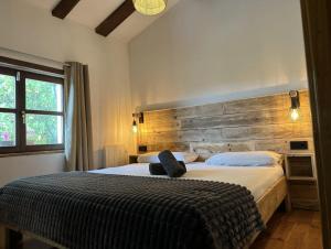 En eller flere senge i et værelse på CANGAS DE ONIS RURAL HOUSE WITH VIEWs