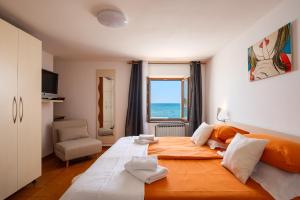 um quarto com uma cama grande e uma janela em Beach House - Sea Breeze em Poreč mais 41 fotografias