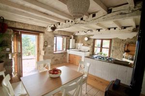 Køkken eller tekøkken på CANGAS DE ONIS RURAL HOUSE WITH VIEWs