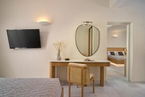 Televízia a/alebo spoločenská miestnosť v ubytovaní Ios Palace Hotel & Spa