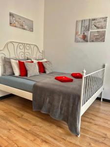Postel nebo postele na pokoji v ubytování Best 1 Room Condo in Warszawa Center