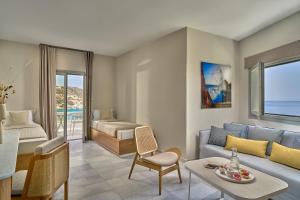 Un lugar para sentarse en Ios Palace Hotel & Spa