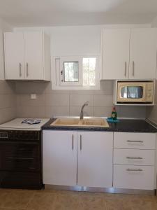 A kitchen or kitchenette at Evi's home