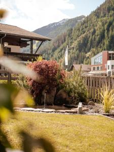 Vista generica sulle montagne o vista sulle montagne dall'interno del bed & breakfast