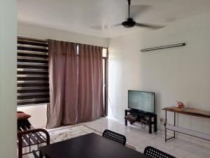 TV a/nebo společenská místnost v ubytování Homestay Idaman Penang