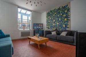 a living room with a couch and a coffee table at Le Duplex in Avignon