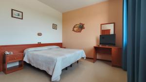 a bedroom with a bed and a television at Hotel Ristorante da Toni in Codevigo