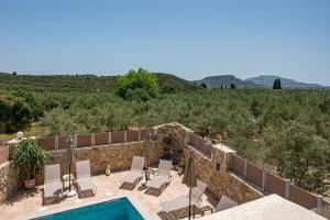 Nespecifikovaný výhled na hory nebo výhled na hory při pohledu z vily