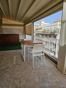 a patio with a table and chairs on a balcony at Bio Hotel Palermo in Palermo