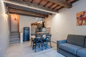 a kitchen and living room with a table and chairs at Casa Giovanna in Ponte Buggianese