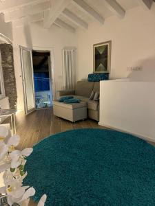 a living room with a couch and a green rug at Casa Amelia in Nesso
