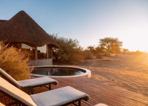 Πισίνα στο ή κοντά στο Kalahari Red Dunes Lodge +18 φωτογραφίες