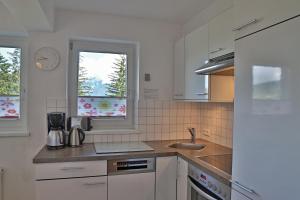 A kitchen or kitchenette at Ferienwohnungen Tiroler Alpenhof