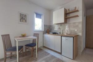 Kuchyň nebo kuchyňský kout v ubytování Apartmani Galeb