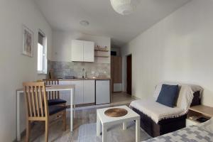 Kuchyň nebo kuchyňský kout v ubytování Apartmani Galeb