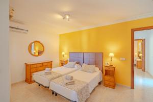 Giường trong phòng chung tại Playa de muro - 4579-52 Mallorca by 5StarsHome - heated saltwater swimming pool +32 ảnh