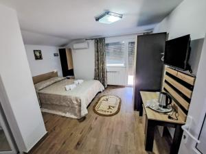 a small bedroom with a bed and a table at Casa Livia in 2 Mai