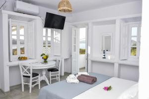 TV a/nebo společenská místnost v ubytování Sapsila Patmos Residences