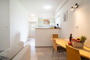 un soggiorno con un tavolo e un divano di Apartman Mihovil a Gospić