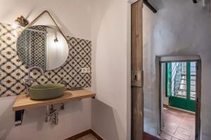 une salle de bains avec un lavabo vert et un miroir dans l'établissement Ruralya Alojamientos Granada Constitución Square, à Grenade 18 autres photos