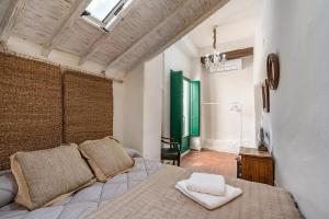 une chambre avec un lit dans une pièce dans l'établissement Ruralya Alojamientos Granada Constitución Square, à Grenade