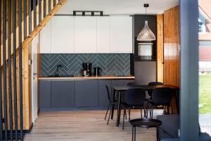 a kitchen and dining room with a table and chairs at Villa Baltica Premium in Niechorze