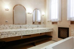 Imagen de la galería de Mexance Villa with large hosting capacity, private heated pool, Fitness and SPA, en Oulad Mazoug