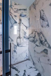 eine Dusche im Bad mit Marmorwänden in der Unterkunft Villa Residence Ičići in Ičići