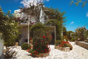 Un jardín fuera de Corali Beach Hotel