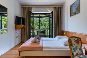 ein Hotelzimmer mit Bett und Balkon in der Unterkunft Villa Residence Ičići in Ičići + 125 Fotos