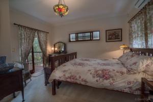 um quarto com uma cama grande e uma janela em Grove Manor em Brisbane