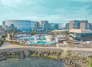 Bazén v ubytování Shilla Stay Plus Iho Tewoo Ocean Front nebo v jeho okolí