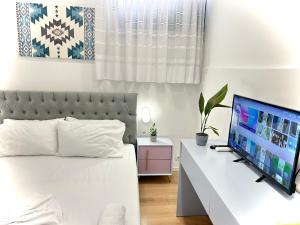 TV a/nebo společenská místnost v ubytování Tirana Square Hotel