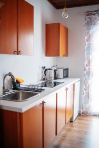 a kitchen with a sink and a microwave at CASA RURAL GA7COLORES only adult in Montaña Blanca