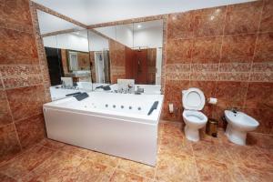 a bathroom with a tub and a toilet and a sink at CASA RURAL GA7COLORES only adult in Montaña Blanca
