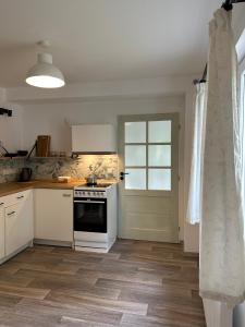 Kuchyň nebo kuchyňský kout v ubytování Apartmány u rybníčka