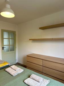 Postel nebo postele na pokoji v ubytování Apartmány u rybníčka
