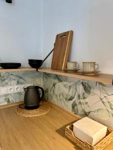 Příslušenství pro přípravu čaje a kávy v ubytování Apartmány u rybníčka