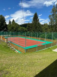 Tenis a/nebo squash v ubytování Chata Orlice nebo okolí