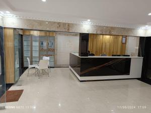una hall con un bancone e sedie in una stanza di Arasan Residency a Kotagiri