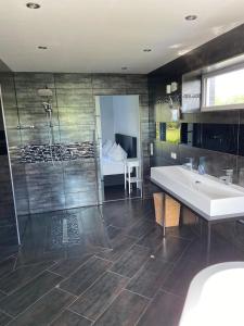 Ένα μπάνιο στο Ferienwohnung Naeve +9 φωτογραφίες