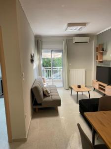 un salon avec un canapé et une table dans l'établissement Zeno, à Nea Moudania