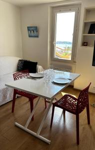 TV a/nebo společenská místnost v ubytování Bandol Appartement Hyper Centre Vue Mer