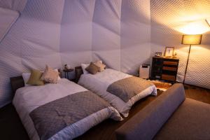 Postel nebo postele na pokoji v ubytování YUKARA Glamping 北海道大沼公園