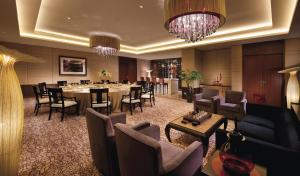 北京北京燕京饭店Yanjing Hotel的有一张长桌子和椅子的餐厅