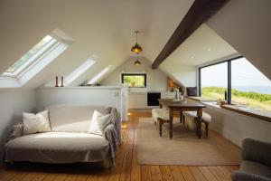 Posezení v ubytování Cliff-top Cottage on Coast Path w/Panoramic Views