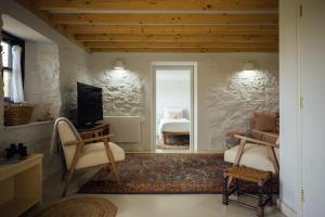 TV a/nebo společenská místnost v ubytování Cliff-top Cottage on Coast Path w/Panoramic Views