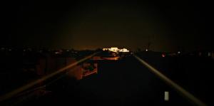 雅典Minimalistic Studio with Acropolis View Shared Roof Top的城市夜景