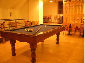 Biliardový stôl v ubytovaní Hotel Gold